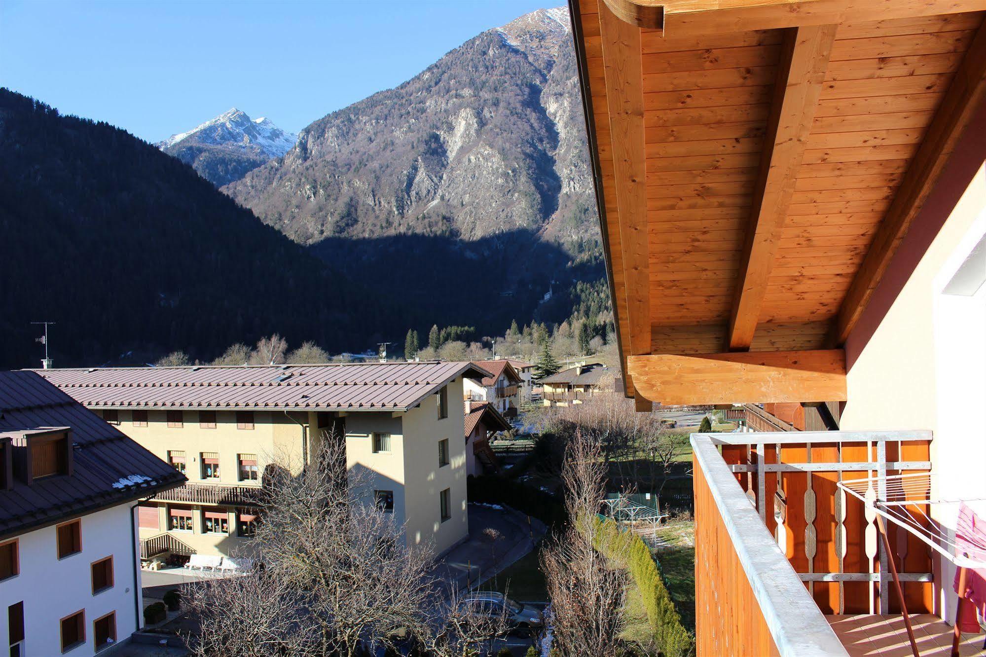 Hotel Garni Al Nardis Carisolo Exteriör bild