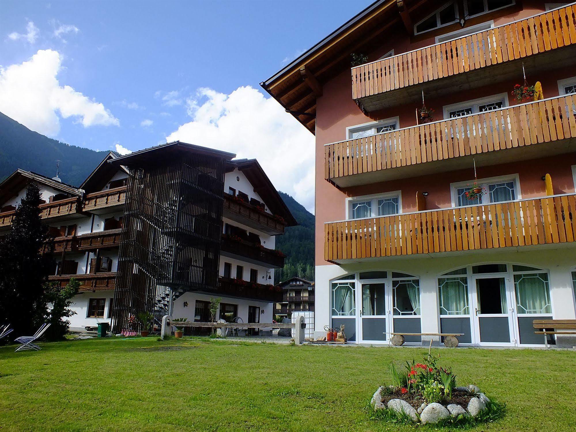 Hotel Garni Al Nardis Carisolo Exteriör bild